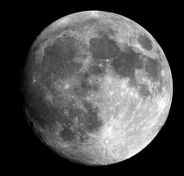 The Moon as a diagnostic tool for microwave sensors