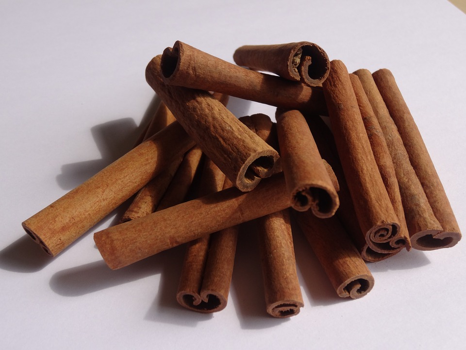 A heap of cinnamon sticks showing the elongated brown curls of woody material