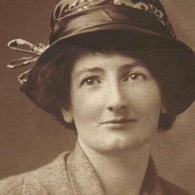 A photo of Ethel Carnie Holdsworth. She is wearing a hat with a bow on it.