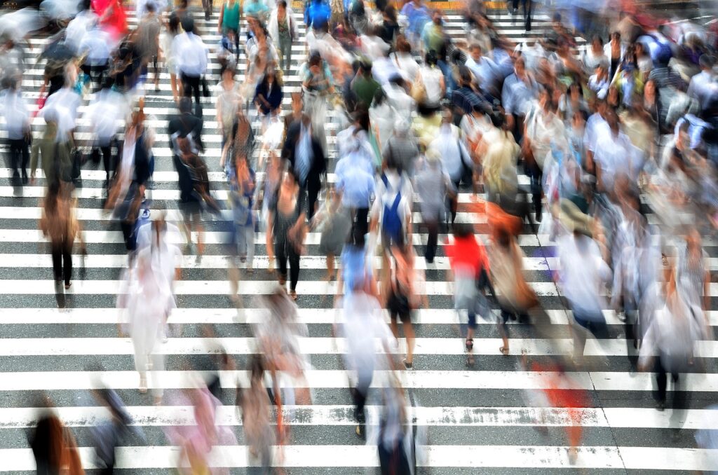 A blurry picture of pedestrians in a city.