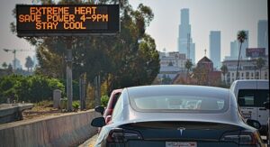 A road sign warning drivers of extreme heat between 4 and 9pm.