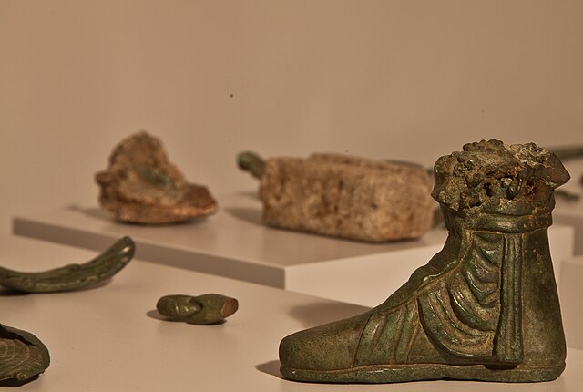 A sculptural depiction of Roman footware